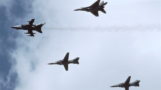 MiG-29 a dva MiGy-23 eskho letectva, vpedu Tornado Krlovskho letectva