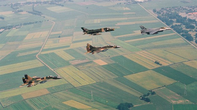 2 x MiG-29 a Su-22 eskoslovenskho letectva a F-16 nizozemskho krlovskho letectva, rok 1992