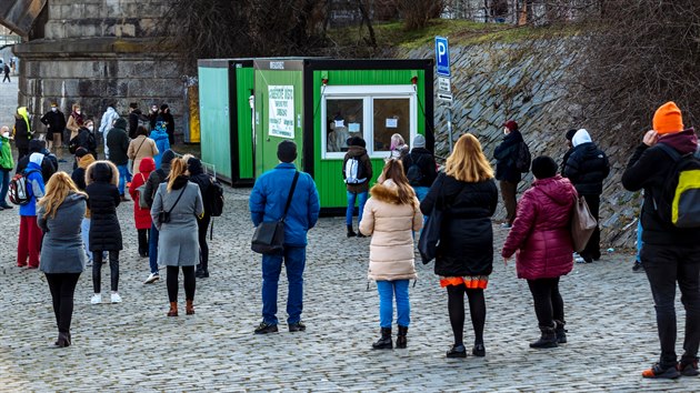 Jednm z mst, kde se ji nkolik tdn tvo i pes objednn na AG test je odbrov msto na Hoejm nbe. Zjemci ekaj i nkolik destek minut. (8.bezna 2021)