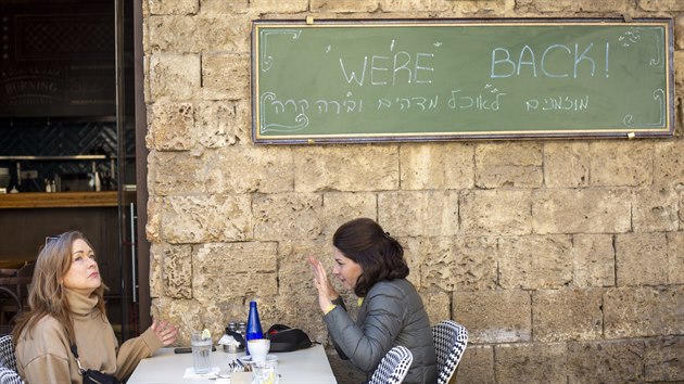 Izrael zmrnil adu protiepidemickch opaten. Pro okovan budou znovu oteveny interiry restaurac, neokovan mohou na zahrdku. (7. bezna 2021)