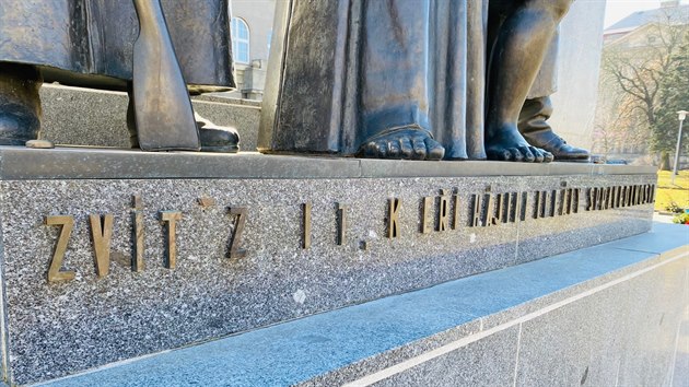 st pokozenho npisu na pomnku s T. G. Masarykem v centru Plzn. (9. bezna 2021)