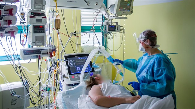 Zdravotn sestra Renata Tmov se star na ARO jindichohradeck nemocnice o tce nemocn pacienty s koronavirem.