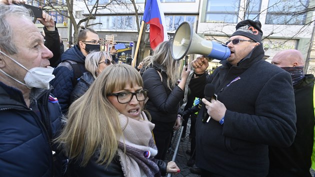 Poslanec Lubomr Voln pichz na demonstraci, kterou uspodala na Vclavskm nmst v Praze iniciativa My spolen. Policie nmst uzavela a pustila tam jen povolench 100 astnk a obany, kte tam bydl. (7. bezna 2021)