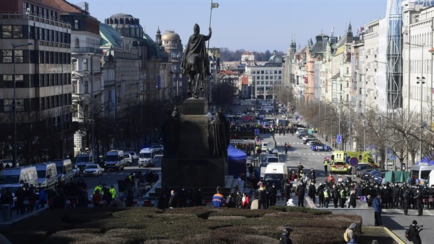Na Vclavskm nmst v Praze se uskutenila demonstrace, kterou uspodala iniciativa My spolen. Policie nmst uzavela a pustila tam jen povolench 100 astnk a obany, kte tam bydl. (7. bezna 2021)