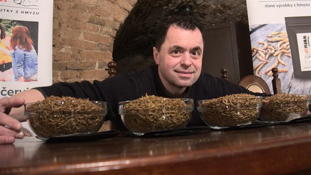 Jaroslav Nmec vytvoil ustavujc rekord v jeden hmyzu. Ve stedu 3. bezna sndl pes devt tisc suench larev potemnka mounho za pl hodiny.