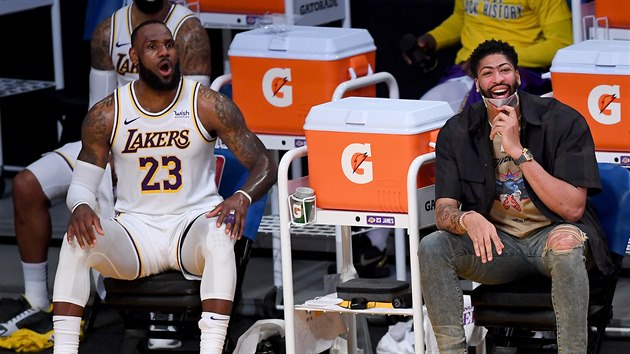 LeBron James (23) a Anthony Davis z LA Lakers provaj zpas s Golden State.