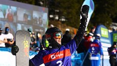 Dmitrij Loginov oslavuje triumf v paralelním obím slalomu na mistrovství svta.