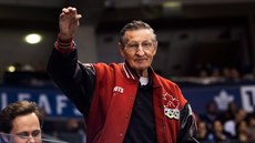 Walter Gretzky mává fanouškům. Walter Gretzky mává fanouškům.