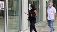 Agatha Maghesh Eyamalai (vlevo) a Nigel Skea kráčejí k městskému soudu v... Agatha Maghesh Eyamalai (vlevo) a Nigel Skea kráčejí k městskému soudu v...