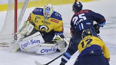 Brankář Zlína Daniel Huf likviduje střelu Radana Lence z Liberce. Brankář Zlína Daniel Huf likviduje střelu Radana Lence z Liberce.