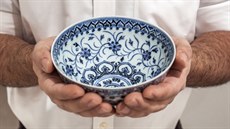 Čínská porcelánová miska pochází z patnáctého století a má cenu milionů korun. Čínská porcelánová miska pochází z patnáctého století a má cenu milionů korun.