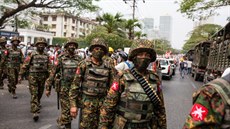 Vojáci hlídkují v ulicích Rangúnu. (15. února 2021)