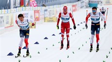 Johannes Hösflot Klaebo (vlevo) dobíhá jako první  do cíle závodu na 50 km na...