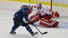 Plzeňský útočník Filip Suchý překonává Jana Lukáše v brance Olomouce. Plzeňský útočník Filip Suchý překonává Jana Lukáše v brance Olomouce.