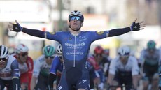 Sam Bennett vítězí v úvodní etapě Paříž-Nice. Sam Bennett vítězí v úvodní etapě Paříž-Nice.