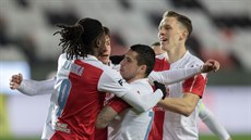 Fotbalisté Slavie oslavují vstelený gól, který z pokutového kopu zaídil...