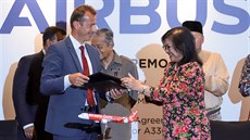 Šéf Airbusu Guillaume Faury (vlevo) a ředitelka společnosti AirAsia Rafidah... Šéf Airbusu Guillaume Faury (vlevo) a ředitelka společnosti AirAsia Rafidah...