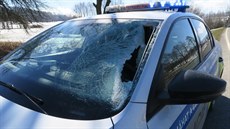 Policejním autem proletěl u Nýrska na Klatovsku kus ledu, který se uvolnil z... Policejním autem proletěl u Nýrska na Klatovsku kus ledu, který se uvolnil z...