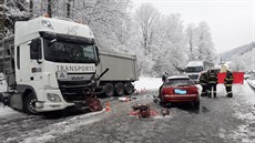 Řidič audi dostal na zasněžené silnici za Vimperkem smyk a přejel do... Řidič audi dostal na zasněžené silnici za Vimperkem smyk a přejel do...