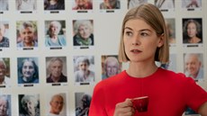 Rosamund Pike ve filmu Jako v bavlnce (2021) Rosamund Pike ve filmu Jako v bavlnce (2021)