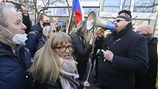 Poslanec Lubomír Volný pichází na demonstraci, kterou uspoádala na Václavském...