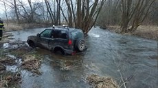 Nissan uvázlý v řece Chrudimce zaměstnal u Bojanova hasiče i policisty. Nissan uvázlý v řece Chrudimce zaměstnal u Bojanova hasiče i policisty.