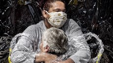 REPORTÁŽ: © Mads Nissen, Politiken/Panos Pictures; První kontakt po pěti... REPORTÁŽ: © Mads Nissen, Politiken/Panos Pictures; První kontakt po pěti...