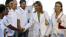 Princezny Elena (vpravo) a Cristina se zdraví se španělskými jachtaři. Princezny Elena (vpravo) a Cristina se zdraví se španělskými jachtaři.