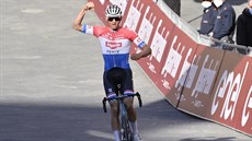 PRVNÍ. Nizozemec Mathieu van der Poel se raduje z vítězství na klasikce Strade... PRVNÍ. Nizozemec Mathieu van der Poel se raduje z vítězství na klasikce Strade...