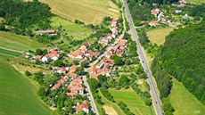 V Závisti žije na 44 hektarech 132 obyvatel. V Závisti žije na 44 hektarech 132 obyvatel.
