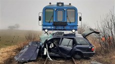 Po srážce vláčel vlak auto po kolejích ještě 300 metrů. Po srážce vláčel vlak auto po kolejích ještě 300 metrů.