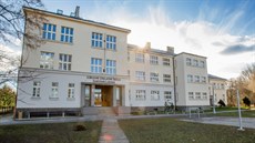 Škola nestojí přímo ve Strýčicích, ale kousek mimo obec. Prvorepublikovou... Škola nestojí přímo ve Strýčicích, ale kousek mimo obec. Prvorepublikovou...