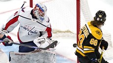 David Pastrňák z Bostonu v šanci před brankářem Vítkem Vaněčkem z Washingtonu. David Pastrňák z Bostonu v šanci před brankářem Vítkem Vaněčkem z Washingtonu.