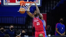 Joel Embiid z Philadelphie dává koš v zápase s Utahem. Joel Embiid z Philadelphie dává koš v zápase s Utahem.