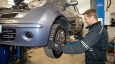 Předchozí majitel nazul na auto opravdu zánovní zimní pneumatiky – jejich dezén... Předchozí majitel nazul na auto opravdu zánovní zimní pneumatiky – jejich dezén...