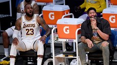 LeBron James (23) a Anthony Davis z LA Lakers proívají zápas s Golden State.