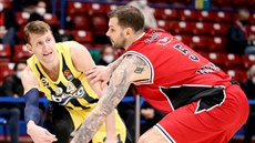 Jan Veselý (vlevo) z Fenerbahce přihrává kolem Vlada Micova z Olimpia Milán. Jan Veselý (vlevo) z Fenerbahce přihrává kolem Vlada Micova z Olimpia Milán.
