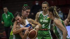 Valentýnu Kadlecovou (v bílém) z Chomutova fauluje Emily Potterová z KP Brno,... Valentýnu Kadlecovou (v bílém) z Chomutova fauluje Emily Potterová z KP Brno,...