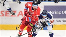 Tomáš Valenta z Olomouce (vlevo) a Zbyněk Irgl z Vítkovic v souboji o puk Tomáš Valenta z Olomouce (vlevo) a Zbyněk Irgl z Vítkovic v souboji o puk