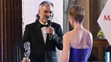 Ivan Trojan drží Českého lva, kterého získal za nejlepší herecký výkon v hlavní... Ivan Trojan drží Českého lva, kterého získal za nejlepší herecký výkon v hlavní...