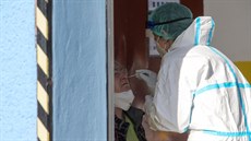 Armádní tým zdravotníků testoval na koronavirus obyvatele Bělé nad Radbuzou na... Armádní tým zdravotníků testoval na koronavirus obyvatele Bělé nad Radbuzou na...
