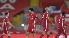 Fotbalisté Liverpoolu opouštějí hřiště po porážce s Chelsea. Fotbalisté Liverpoolu opouštějí hřiště po porážce s Chelsea.