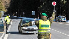 Silnice vedoucí na hory jsou prázdné, provoz téměř žádný, policisté a vojáci na... Silnice vedoucí na hory jsou prázdné, provoz téměř žádný, policisté a vojáci na...