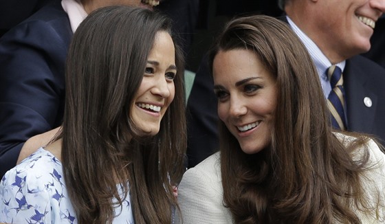 Pippa Middletonová a vévodkyn Kate na Wimbledonu (2012)