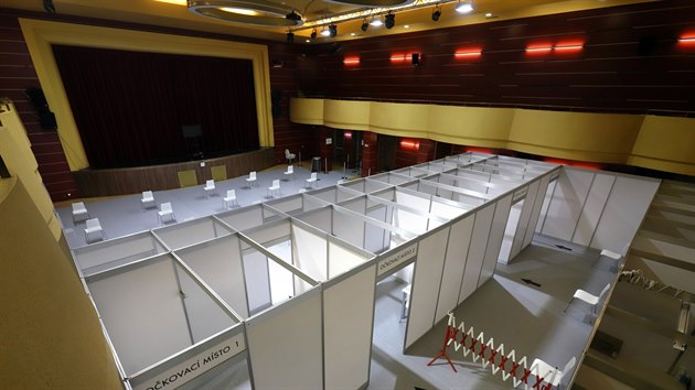 Nové velkokapacitní očkovací centrum v chebském Kulturním centru Svoboda.