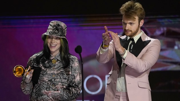 Billie Eilish a jej bratr Finneas s Grammy za nahrvku roku