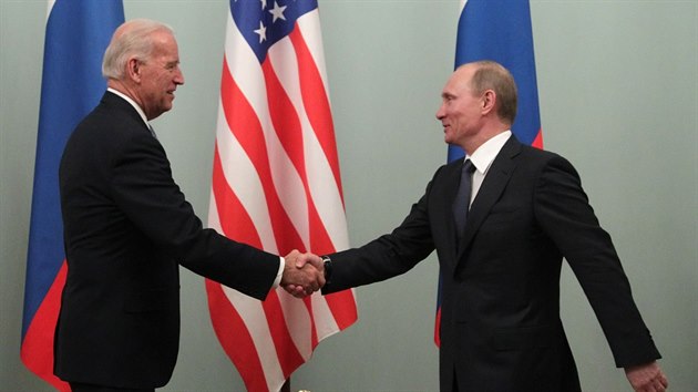 Joe Biden pi setkn s Vladimirem Putinem v dob, kdy byl Biden viceprezident a Putin premir. (10. bezna 2011)
