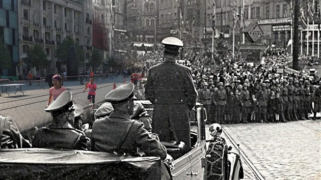 Nvtvu Adolfa Hitlera v Brn provzely hajlujc davy i srie trapas.