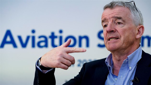 Generální ředitel společnosti Ryanair Holdings Michael O’Leary má nárok na bonus ve výši 100 milionů eur poté, co akcie společnosti 28 po sobě jdoucích kalendářních dnů uzavíraly nad hranicí 21 eur. O’Leary ovšem musí zůstat v letecké společnosti další tři roky, aby opce nabyly platnosti a mohl si nárokovat odměnu. To vyvolalo obavy analytiků a poradců ohledně správy a řízení společnosti. Generální ředitel společnosti Ryanair Holdings Michael O’Leary má nárok na bonus ve výši 100 milionů eur poté, co akcie společnosti 28 po sobě jdoucích kalendářních dnů uzavíraly nad hranicí 21 eur. O’Leary ovšem musí zůstat v letecké společnosti další tři roky, aby opce nabyly platnosti a mohl si nárokovat odměnu. To vyvolalo obavy analytiků a poradců ohledně správy a řízení společnosti.