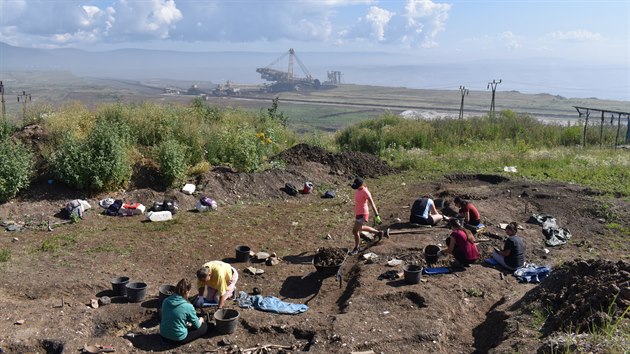 Archeologick przkum stedovk vesnice Nesvtice v pedpol hndouhelnho lomu Blina.
